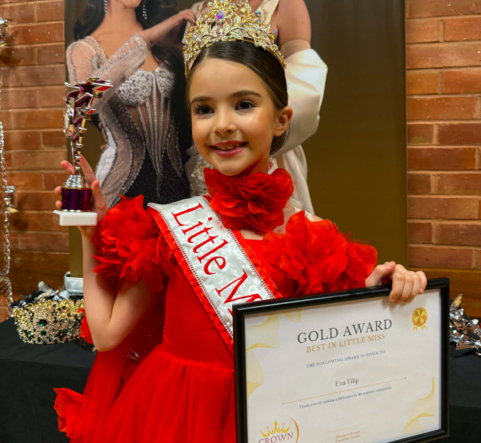 Fata unui botoșănean a cucerit titlul „Little Miss UK” și pleacă în Bali