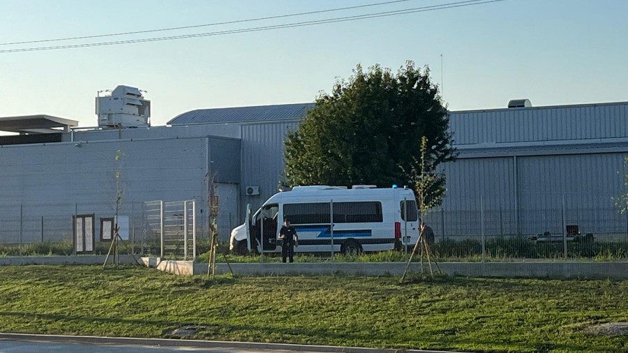 A sărit din ambulanța Penitenciarului și a fugit pe câmp: Căutări intense la Bacău pentru deținutul de la Botoșani