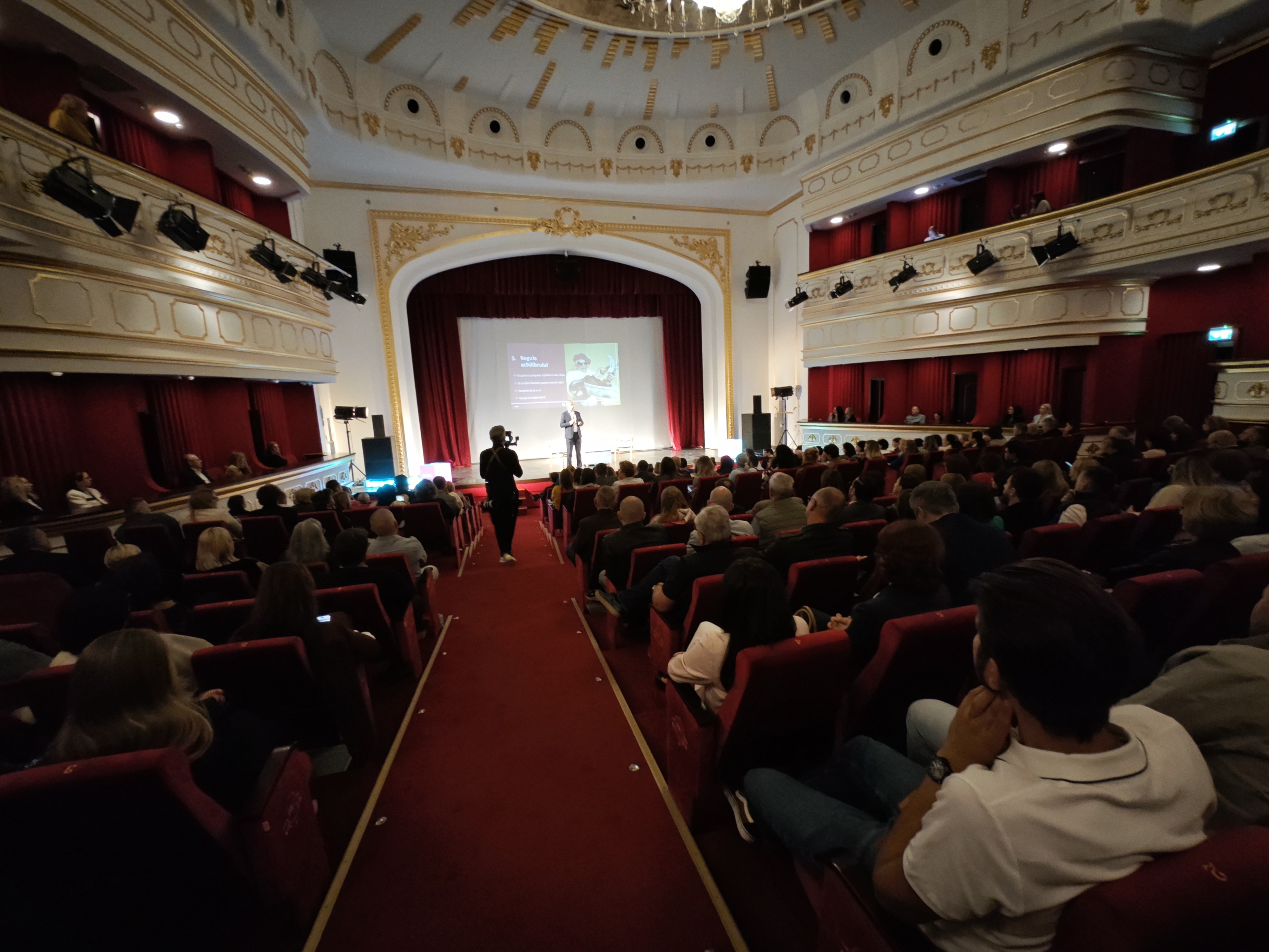 eveniment intre sine si bani