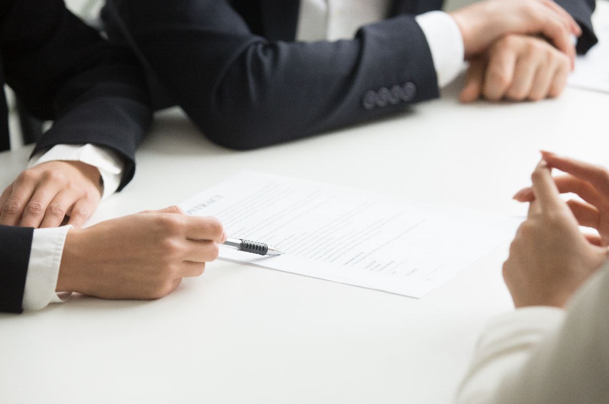 Teren și hală din Botoșani scoase la licitație: firmă executată silit, preț de pornire de peste 4 milioane lei