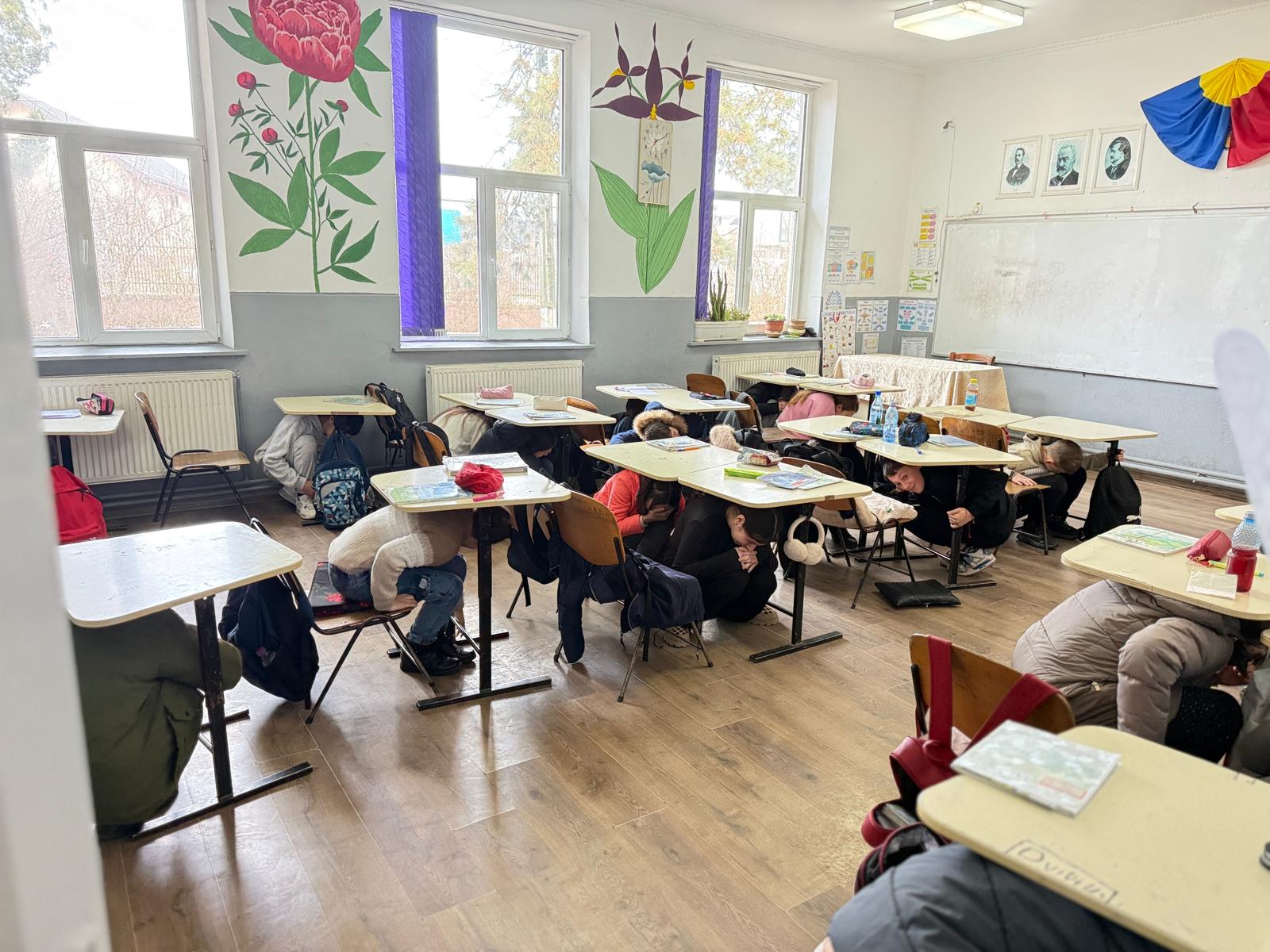 Lecții de prim ajutor și exerciții de evacuare în două școli din Botoșani 