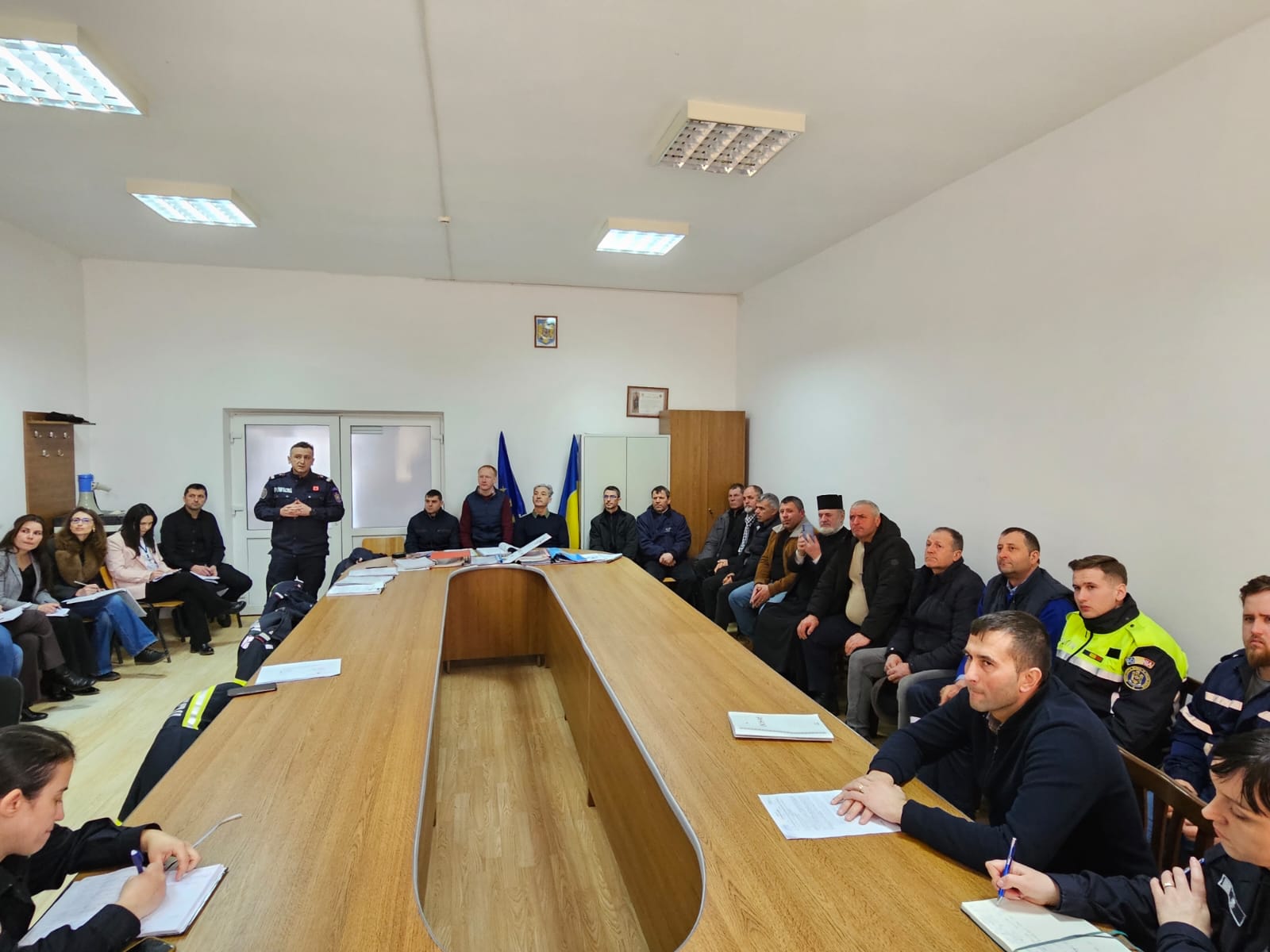 EXERCIȚIU: Gospodării inundate într-o comună, ședință la primărie 