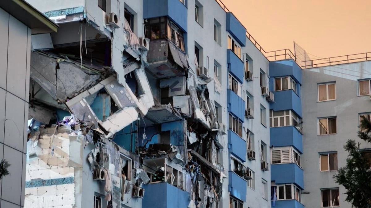 Trei morți și 15 răniți în explozia devastatoare, continuă căutările printre dărâmături 