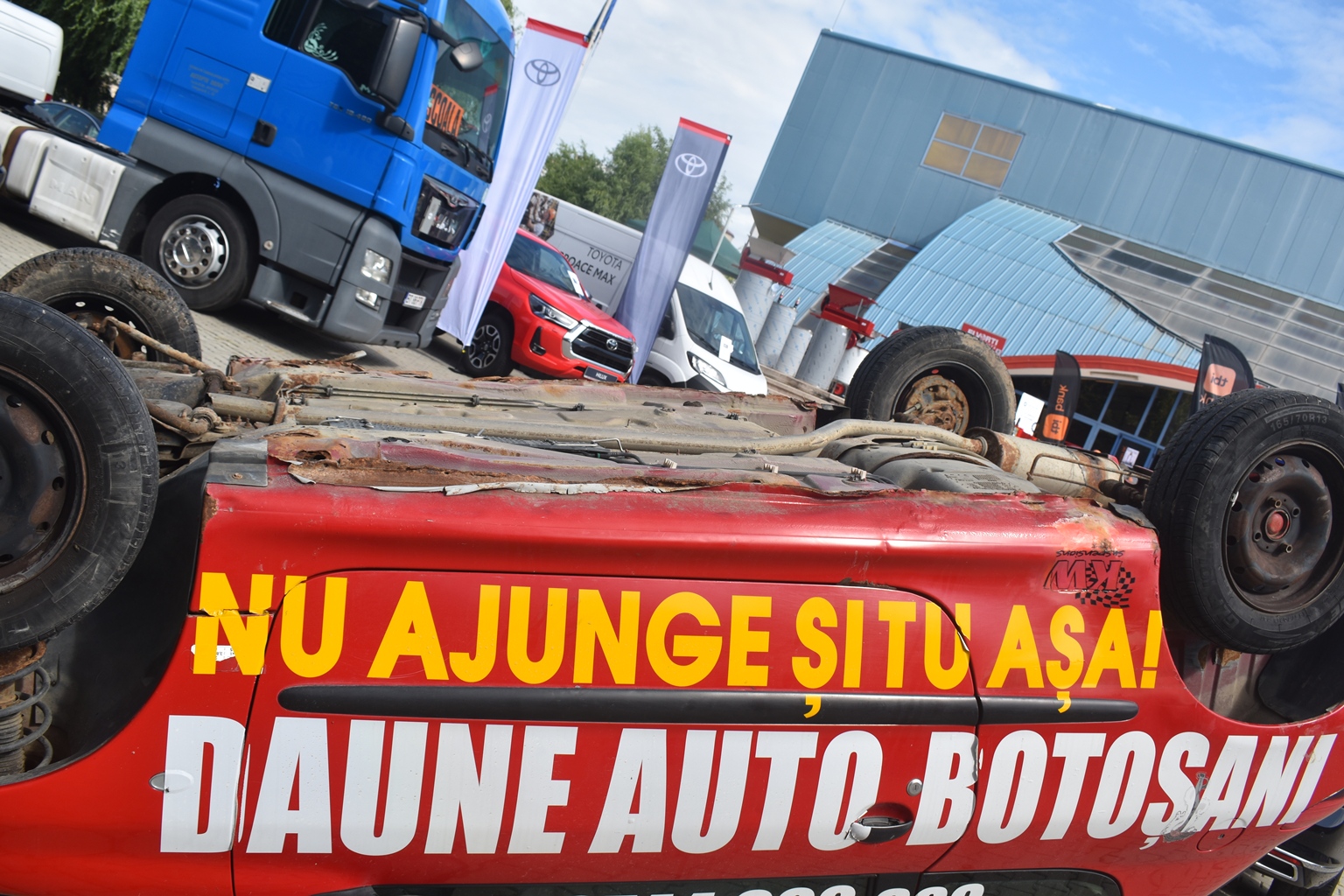 Avem la Botoșani și târgul cu o mașină răsturnată la intrare și premiu de 10.000 de euro