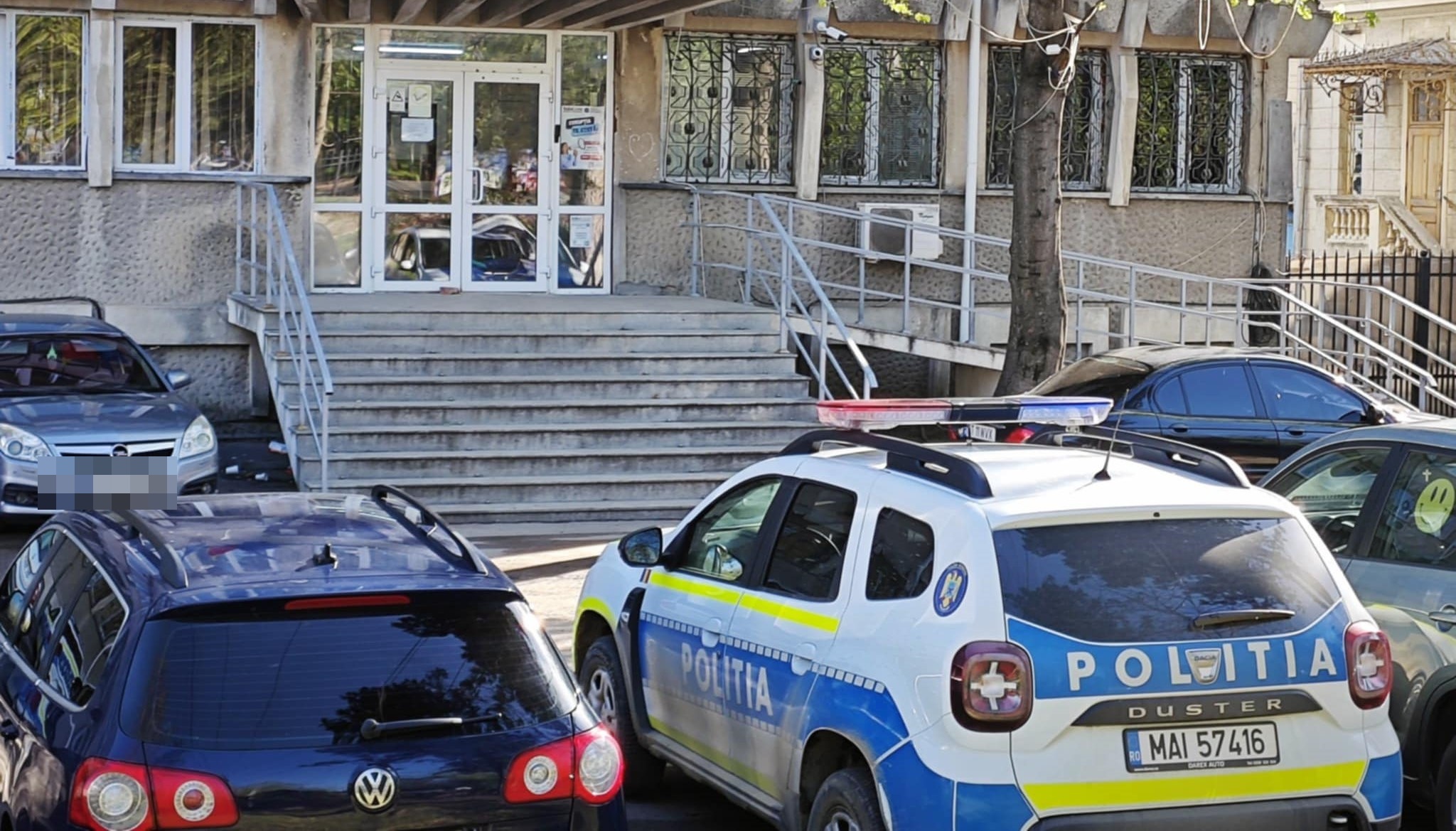 Puștanul de 18 ani, tatăl lui și mătușa cu furturile din easybox au fost reținuți 