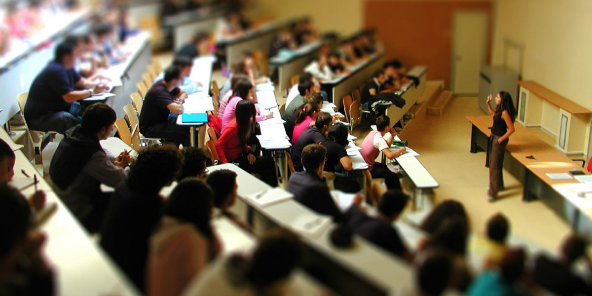 Facultatea din România care ELIMINĂ lucrările de licență