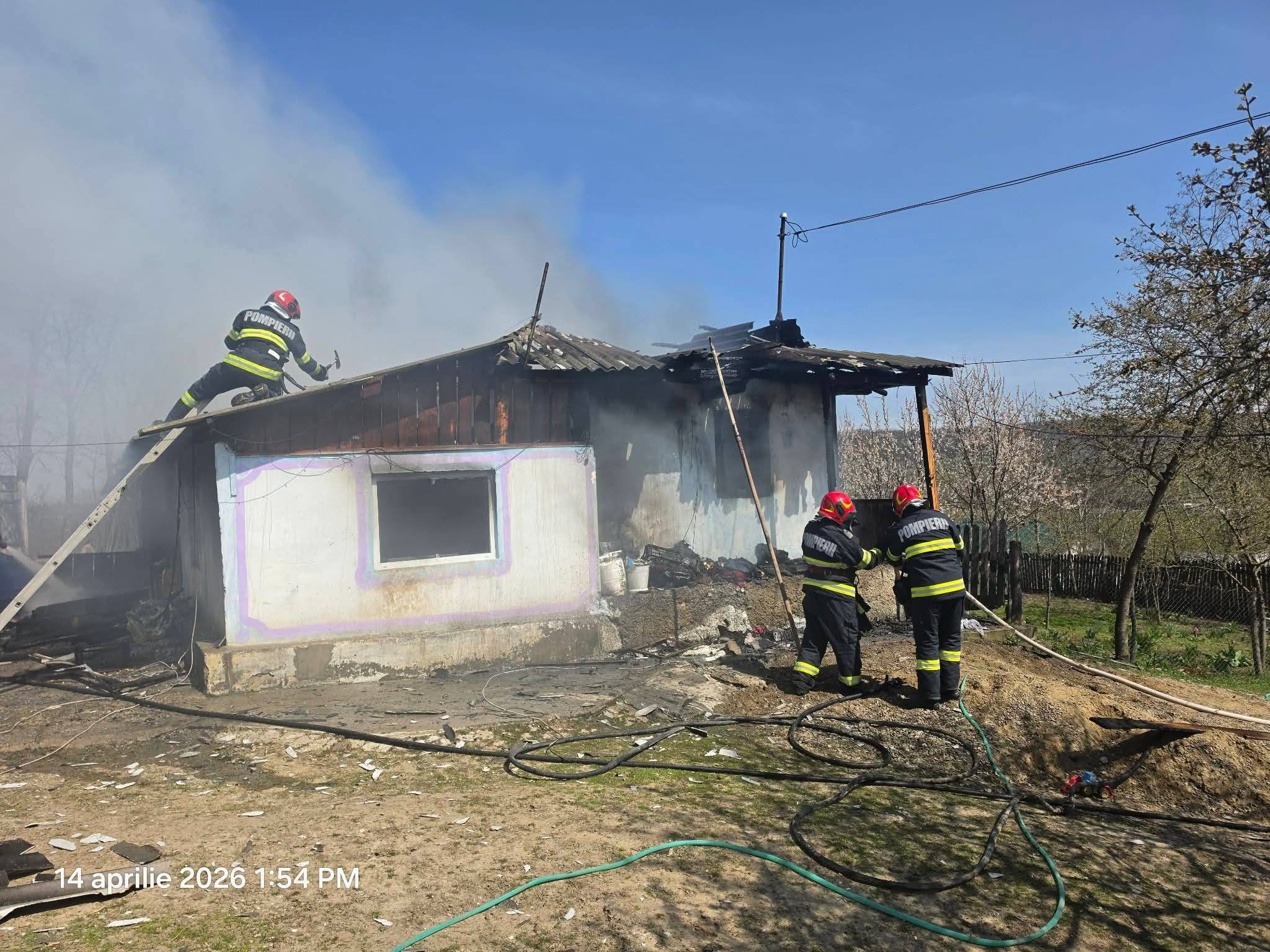 familie ramasa pe drumuri dupa un incendiu