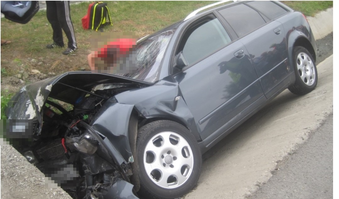 Un tânăr s-a izbit cu mașina într-un cap de pod: CE au descoperit polițiștii la locul accidentului