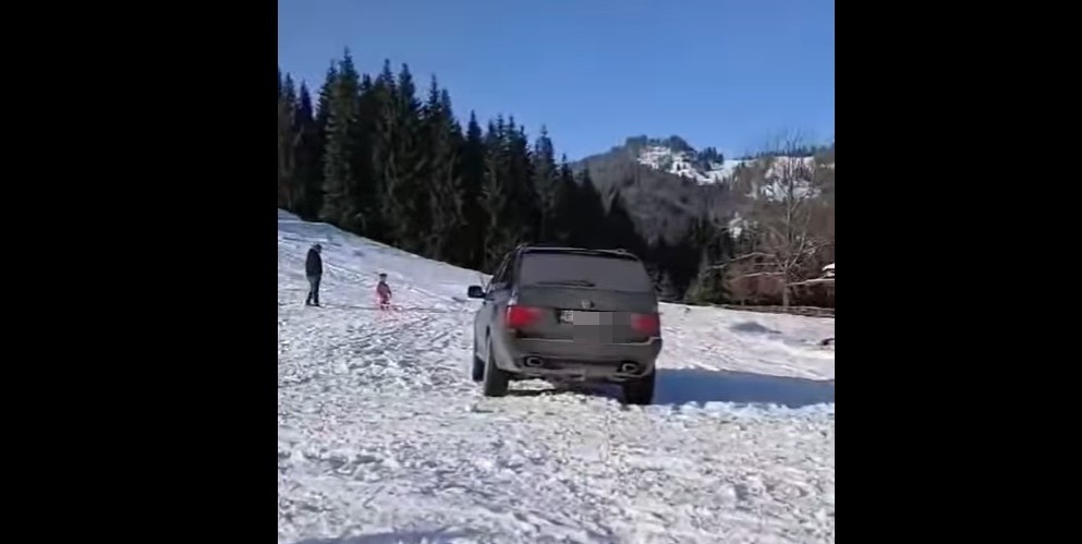 Un botoșănean a devenit viral după ce „și-a parcat” BMW-ul direct pe pârtie – VIDEO 