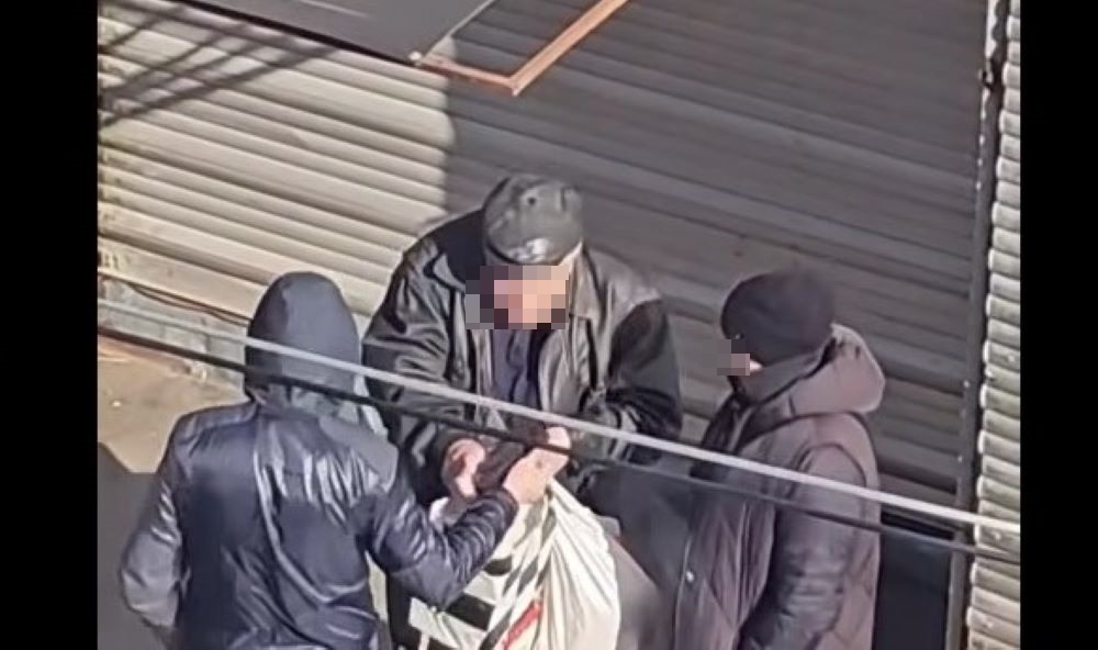 Iată IMAGINILE cu „domnul și doamna” din piață care bagă mâna în buzunarul unui botoșănean – VIDEO 