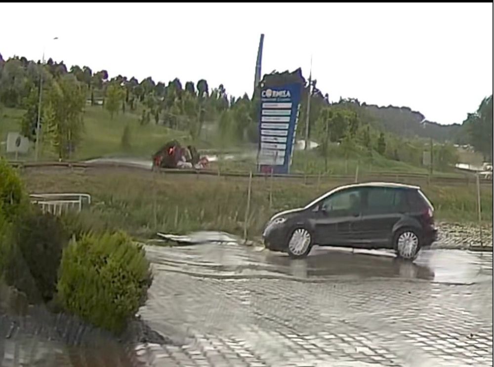 Momentul în care o cisternă se răstoarnă lângă Cornișa surprins de o cameră de supraveghere – VIDEO  