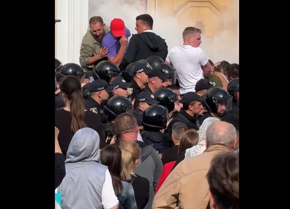 Bătaie și gaze lacrimogene la Catedrala Mitropolitană din Cernăuți, printre răniți sunt și preoți – VIDEO 