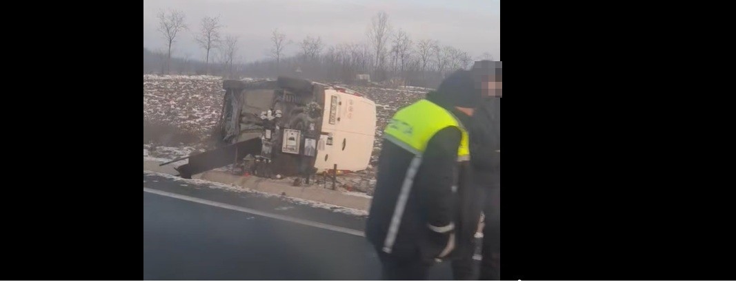 Mașină răsturnată la Botoșani după o ciocnire violentă 