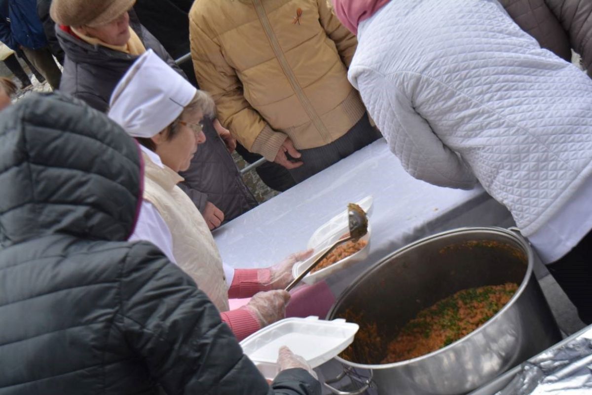 1.000 de porții de fasole oferite botoșănenilor de 1 decembrie: Primăria a anunțat și CÂND se aprinde iluminatul de sărbători 