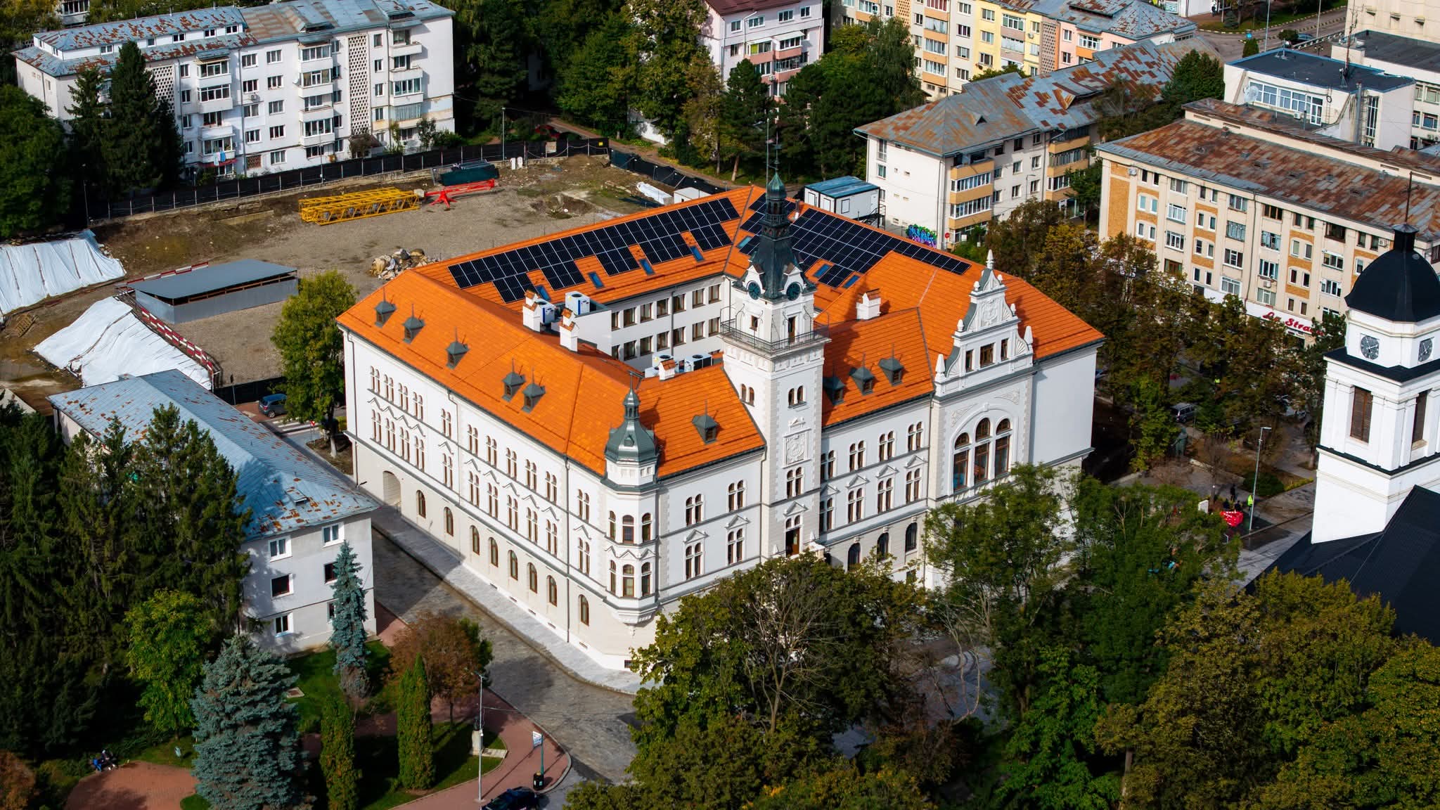 Șefimea de la Suceava a revenit în palat, la Botoșani oficialitățile încă lucrează „în deplasare”