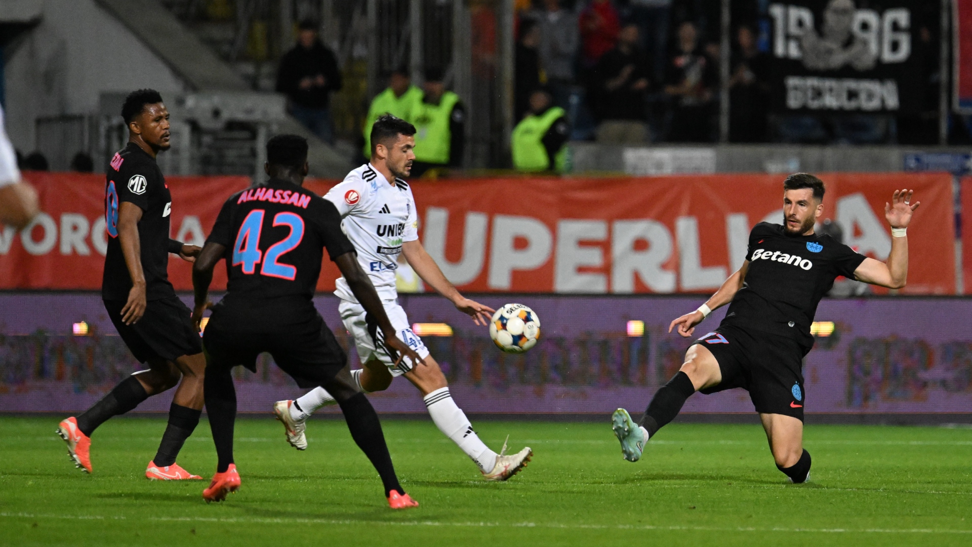 FCSB a căzut pe loc de baraj, FC Botoșani a urcat pe locul doi în clasament - VIDEO 