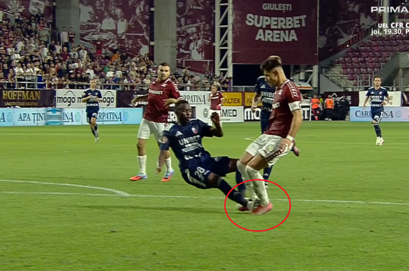 Greșeală mare de arbitraj în Rapid - FC Botoșani: A jucat mingea imprudent