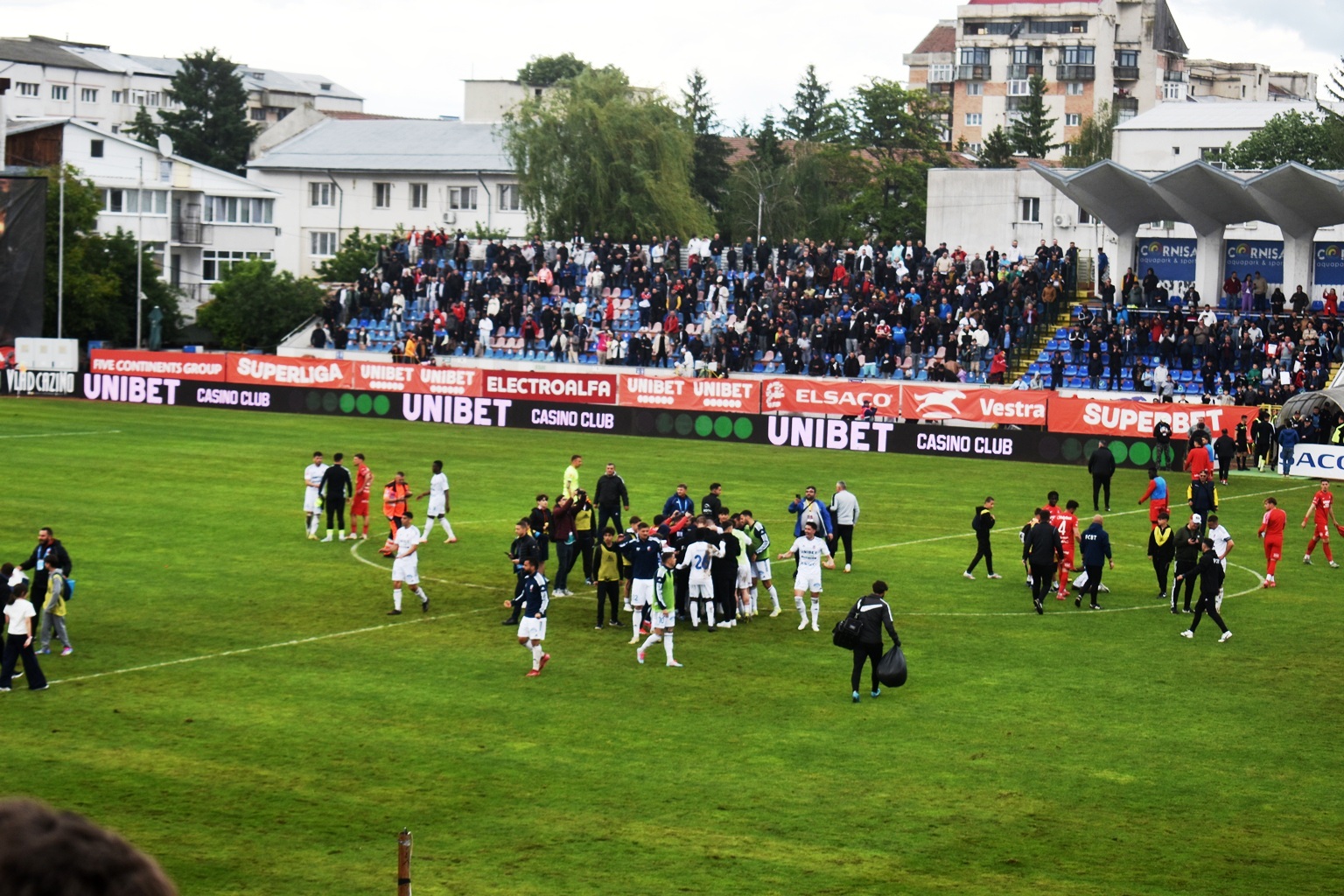 FC Botoșani în pragul sezonului 13 de Liga 1: În vestiare plouă, la conferințe e saună, iar antrenamente se fac în comuna cu groapa de gunoi -  Leo a răbufnit