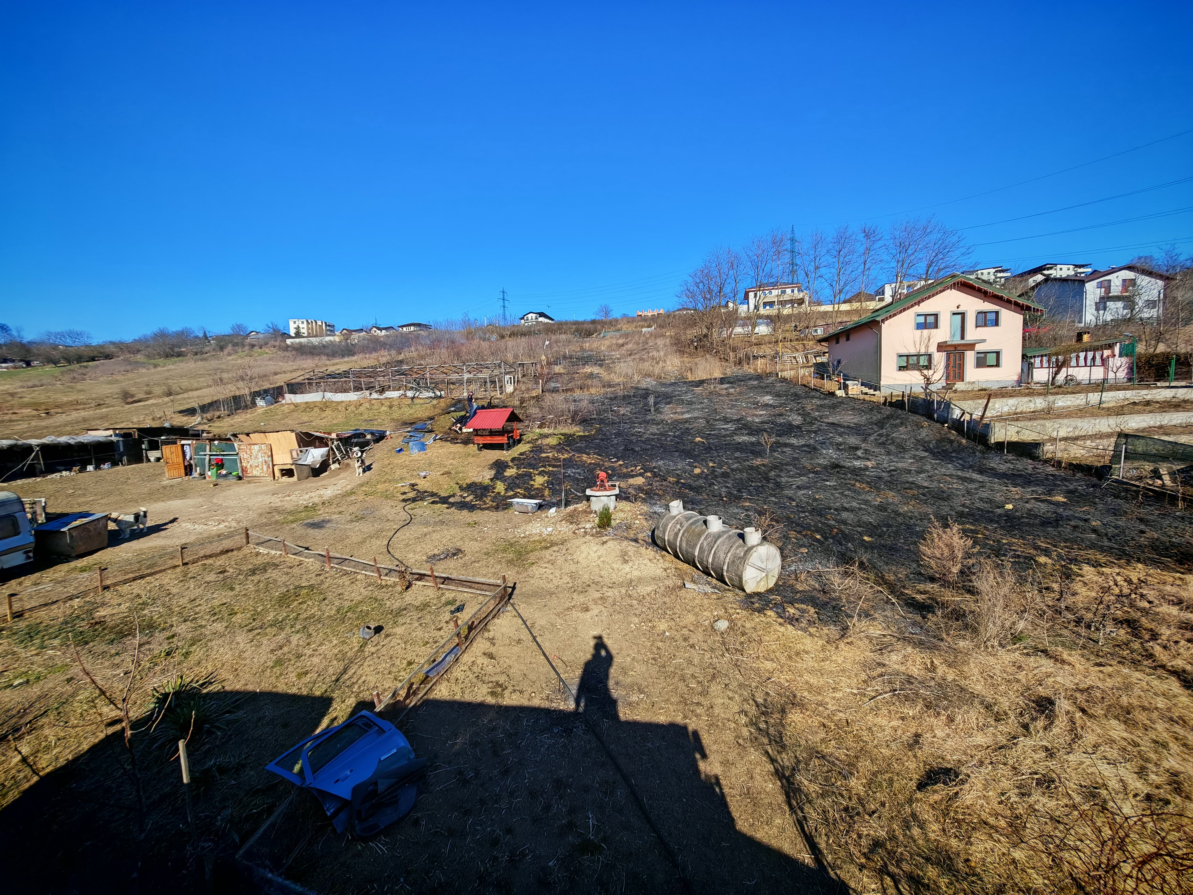 Un botoșănean s-a ars la picioare încercând să stingă focul din curtea casei 