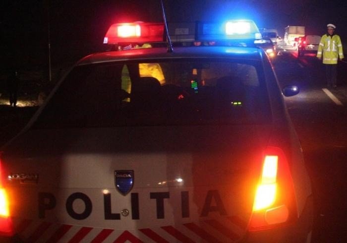 O femeie cu geacă neagră din fâș dată în urmărire la Poliție 