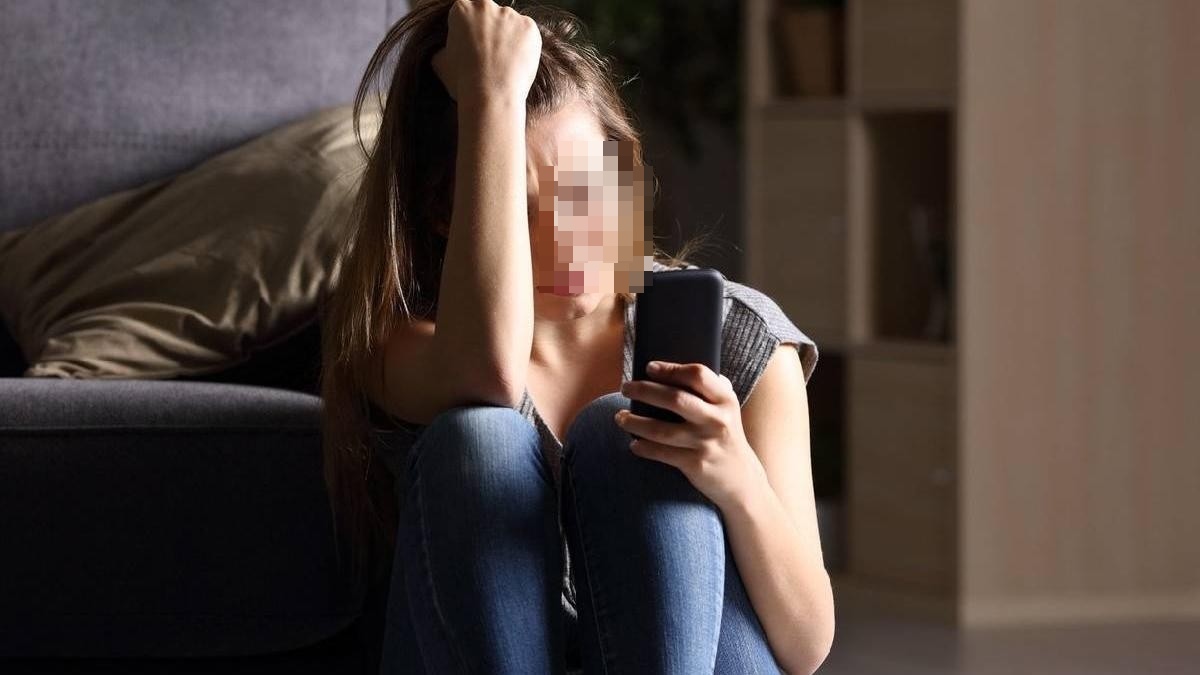 Botoșăneancă amenințată prin mesaje de iubitul din străinătate, polițiștii îl așteaptă să-i pună brățară