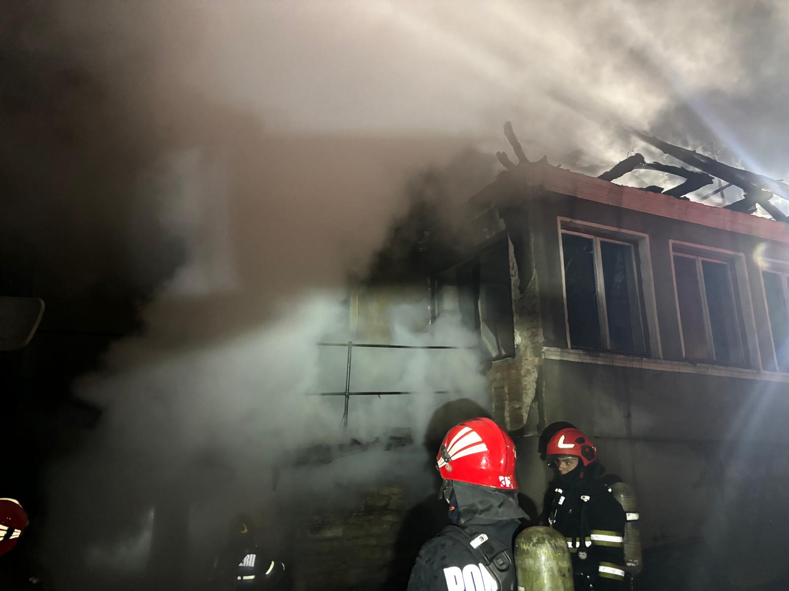 O botoșăneancă arsă pe mâini după ce a aprins focul cu benzină 