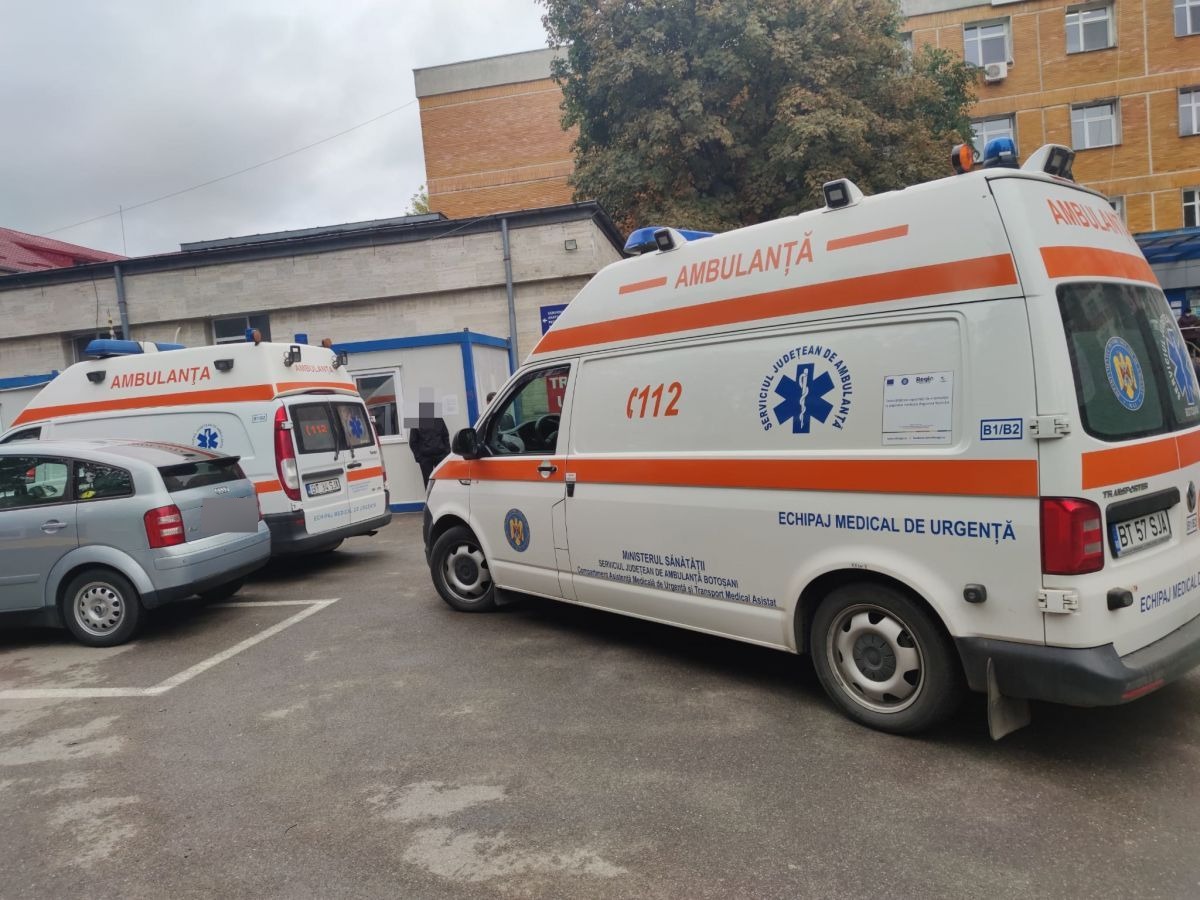 O botoșăneancă a suferit arsuri după ce casa i-a luat foc: Vecinii au chemat pompierii - VIDEO