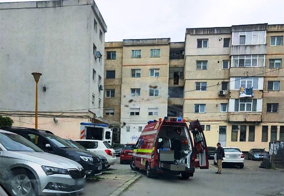 femeie cazuta bloc