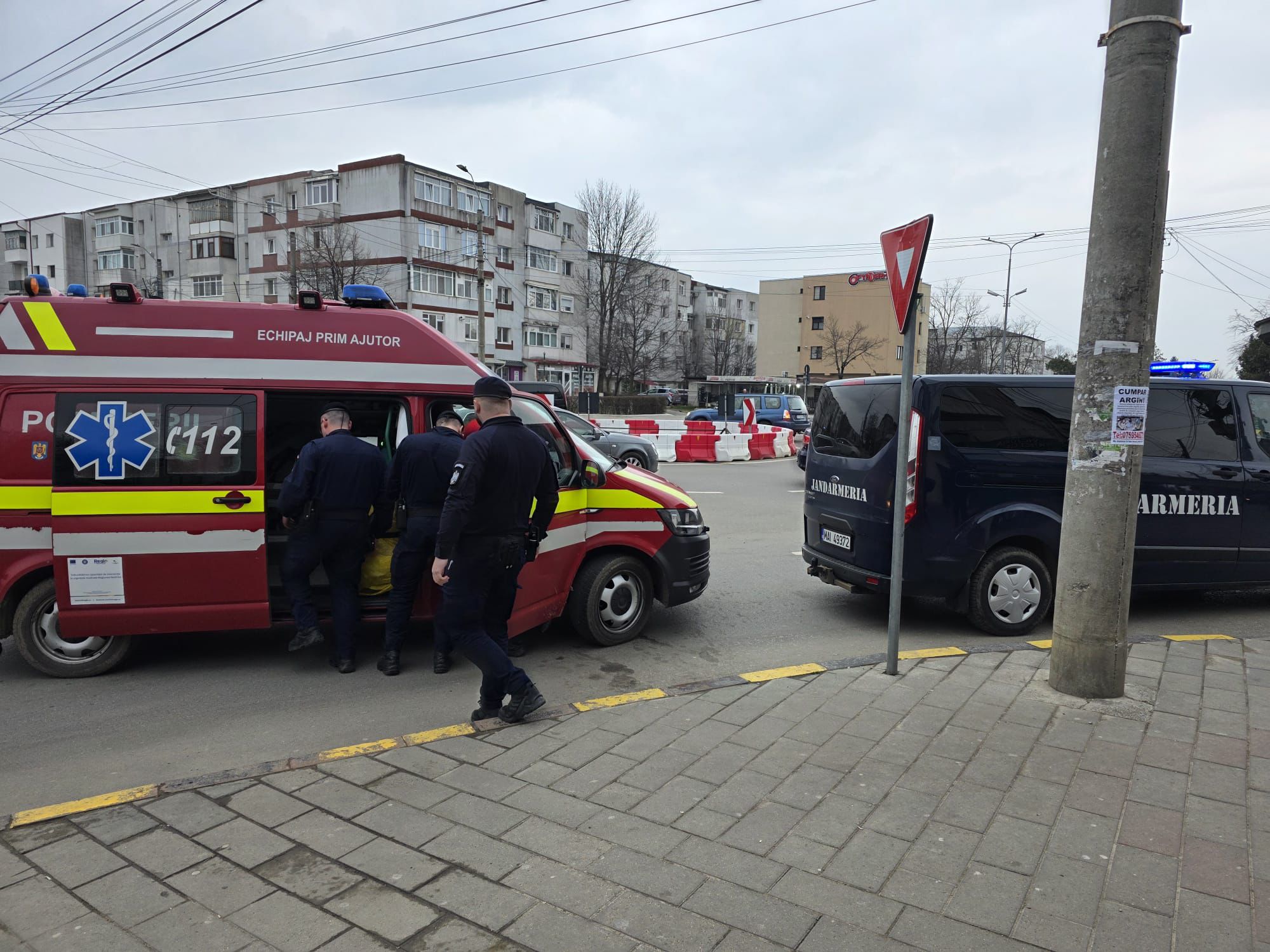 femeie prabusita pe trotuar