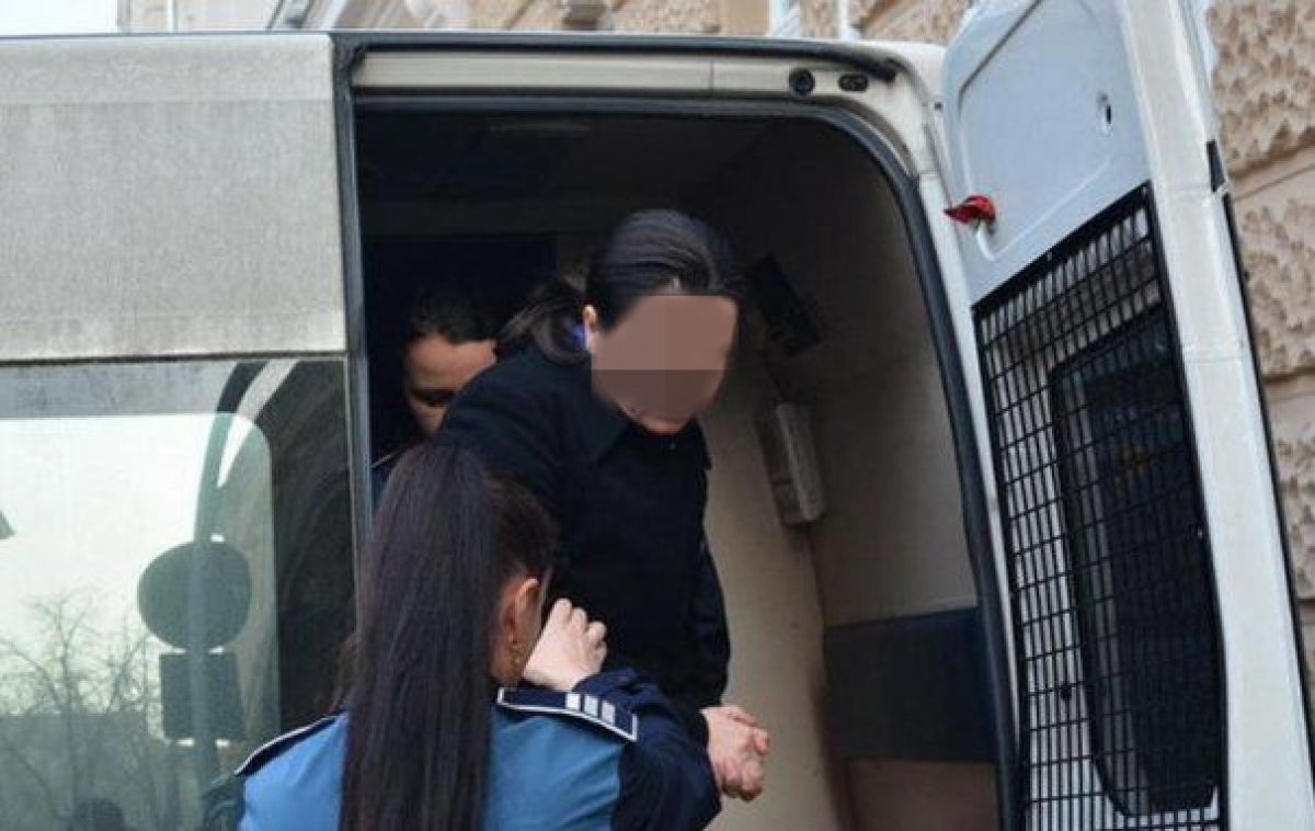 Botoșăneancă REȚINUTĂ de polițiști după un furt în farmacie