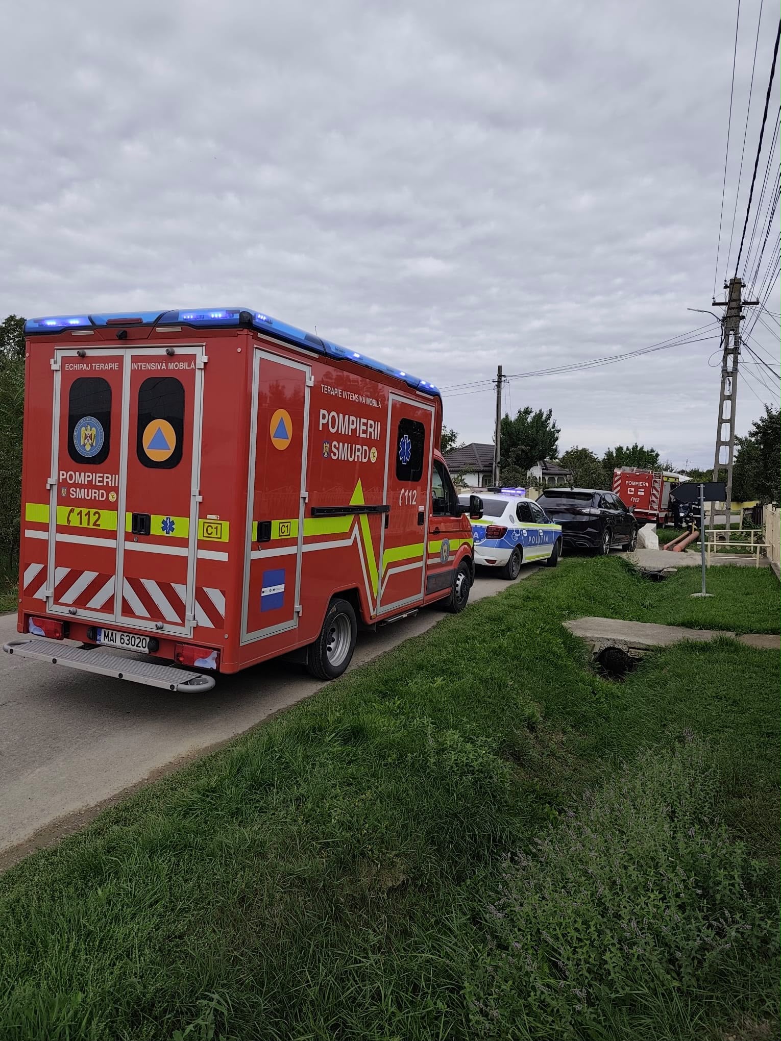 Momente dramatice: Botoșăneancă scoasă dintr-o fântână și dusă la spital