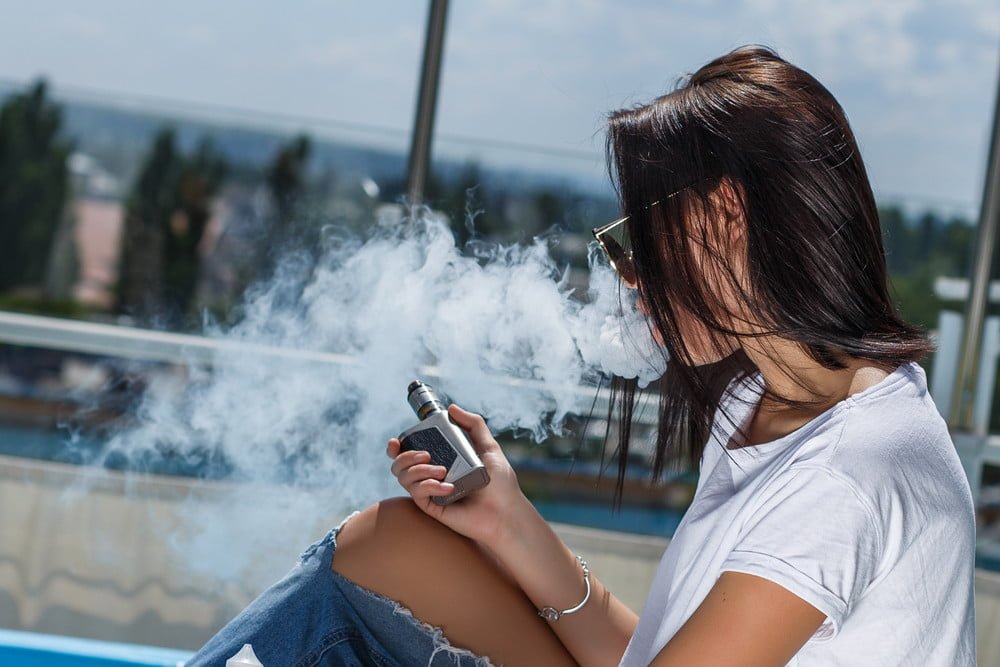 fete care fumeaza vape