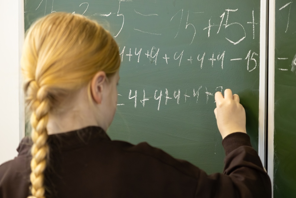 Băieții sunt buni la mate, fetele la română. Da sau nu? Profesorul Radu Gologan explică de ce „foarte multe dintre fete pierd startul”
