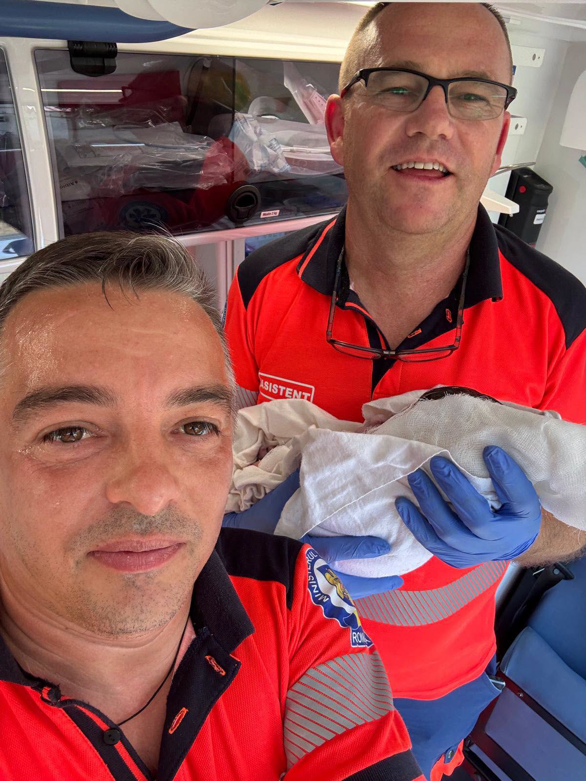 fetita adusa pe lume in ambulanta