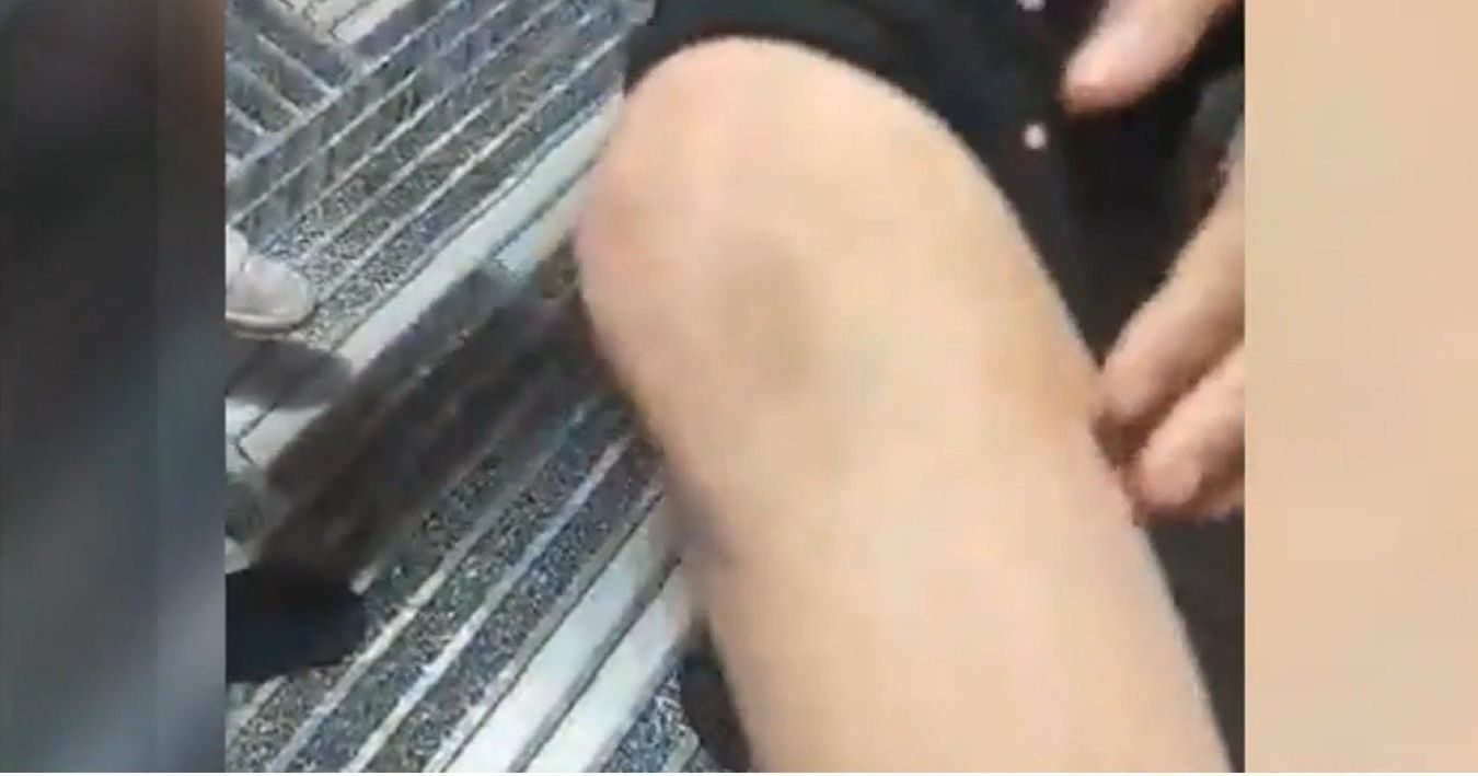 Fetiță de 9 ani bătută de propria mamă și iubitul ei: Era trezită la 5 dimineața să facă mâncare și să le calce hainele 