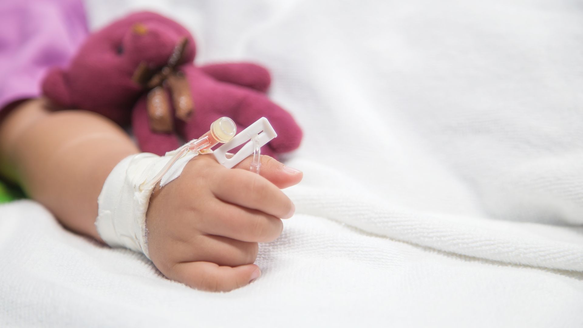 O fetiță de șapte luni a murit la o zi după externarea din spital, iar familia cere explicații