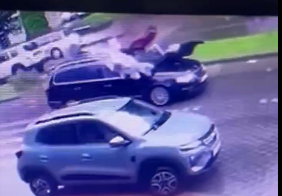 Imagini greu de privit: Două fetițe luate pe capotă și aruncate pe asfalt la Dorohoi – VIDEO