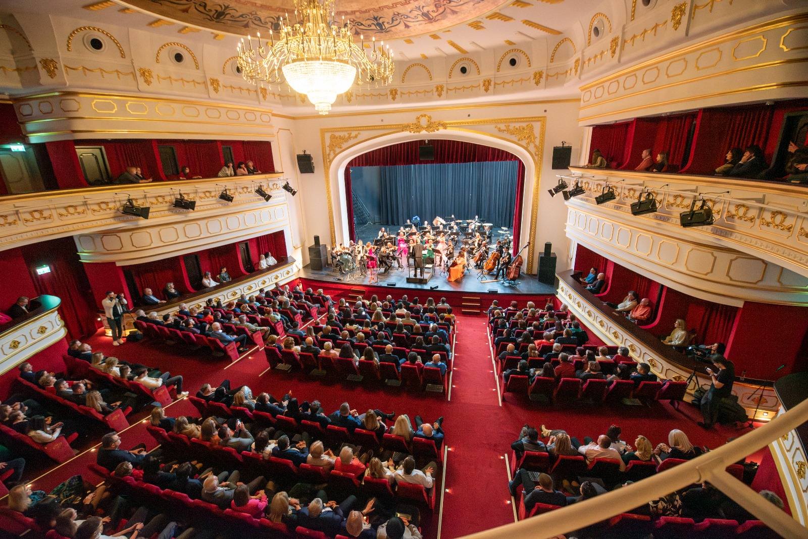 Filarmonica Botoșani își ridică cortina în sala teatrului: Să primiți această muzică nu doar cu mintea, ci și cu inima