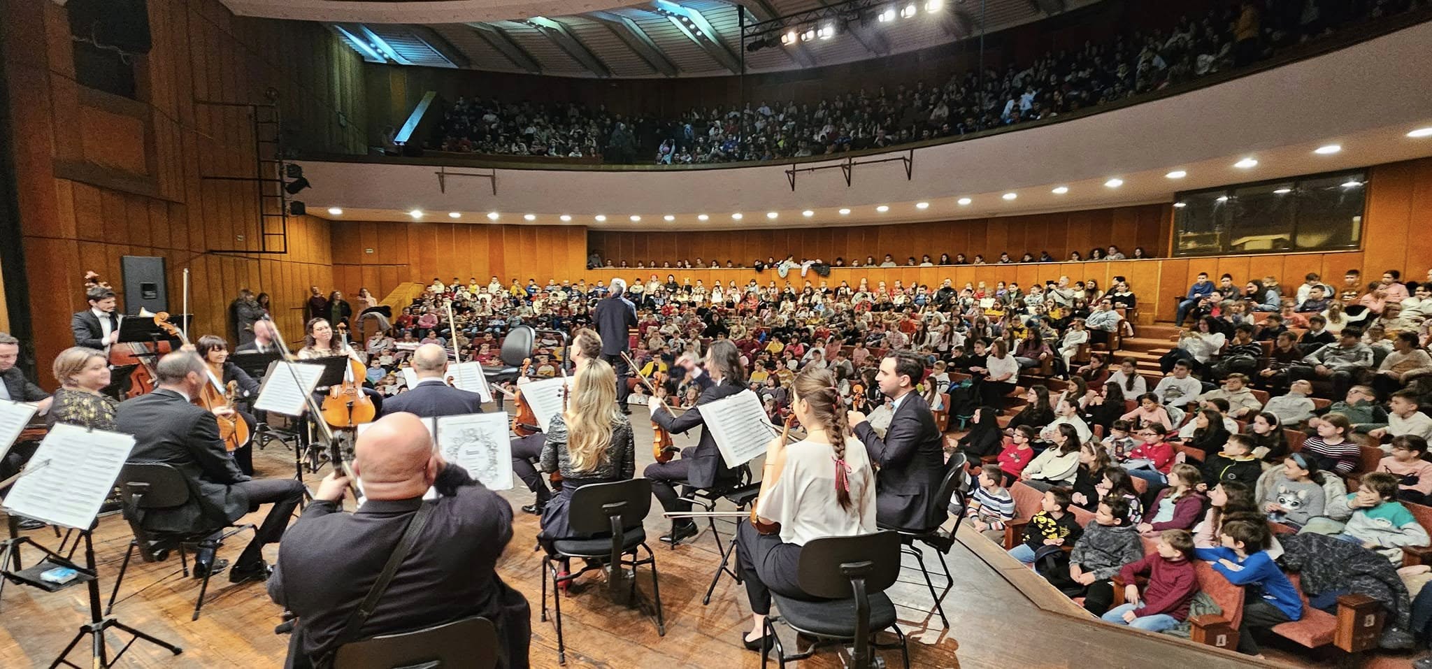 Concert într-un proiect unicat la Filarmonică, instrumentiștii își dau mâna cu elevii 