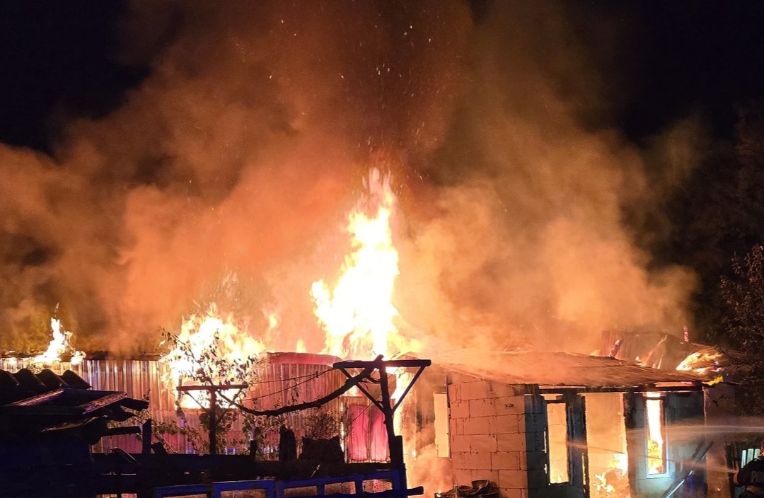 Tată scos din flăcări de propria fiică, nenorocire la Botoșani noaptea trecută 