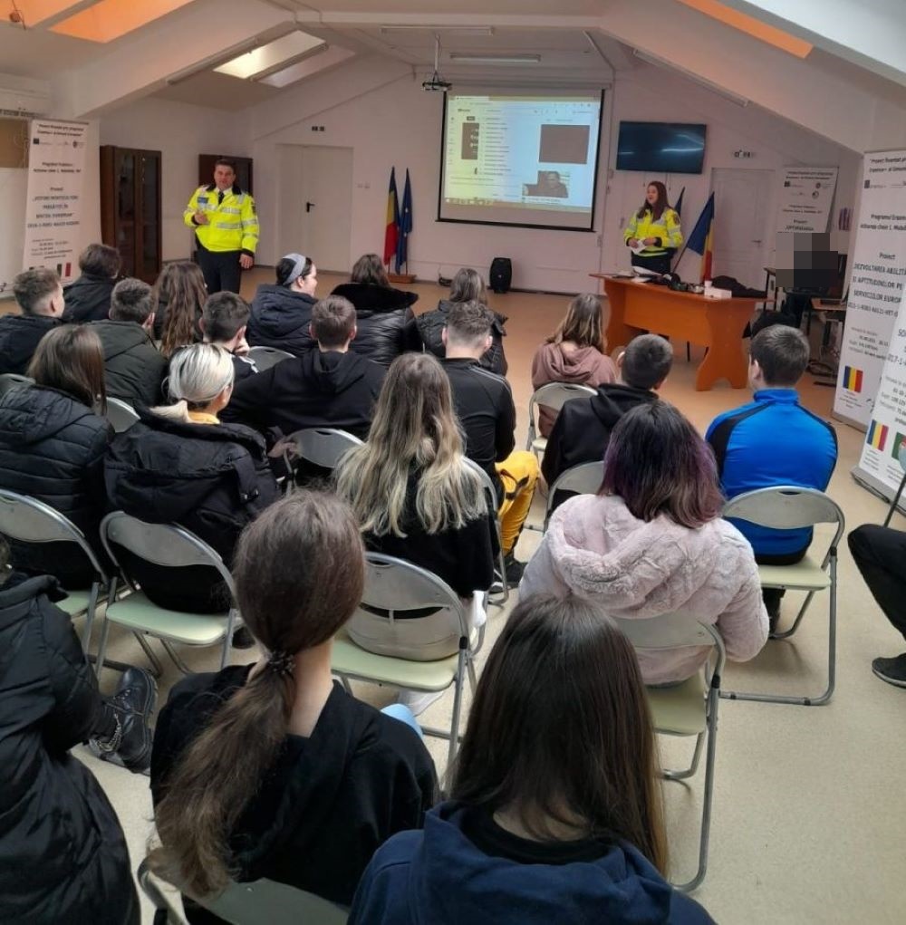 Polițiștii au mers la un liceu din Botoșani, subiecte „fierbinți” discutate cu elevii