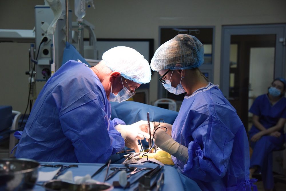 Fost polițist bolnav de cancer cere în instanță decontarea unei operații de 75.050 de lei