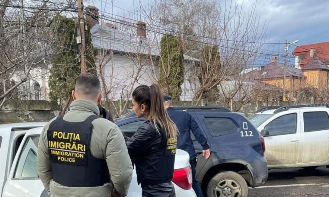 Razii ale polițiștilor de frontieră și imigrări pe drumurile din județ: Mai multe autoturisme trase pe dreapta