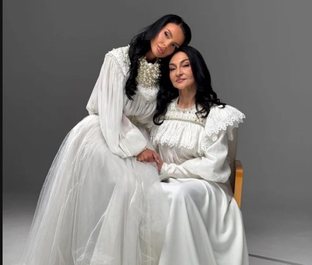 Frumoasa artistă din Botoșani a lansat o melodie alături de mama sa: Am plâns amândouă –VIDEO 