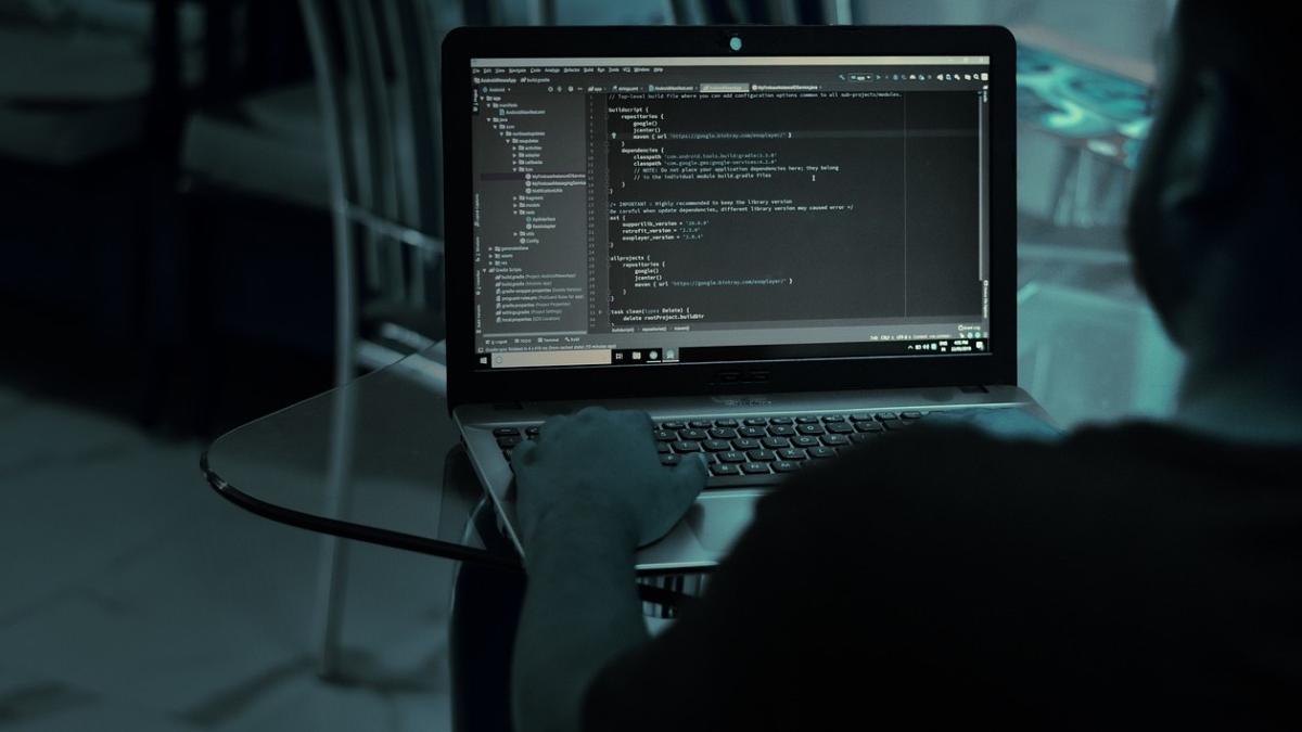 Un botoșănean a fost la un pas să piardă aproape 400.000 de lei după o fraudă online