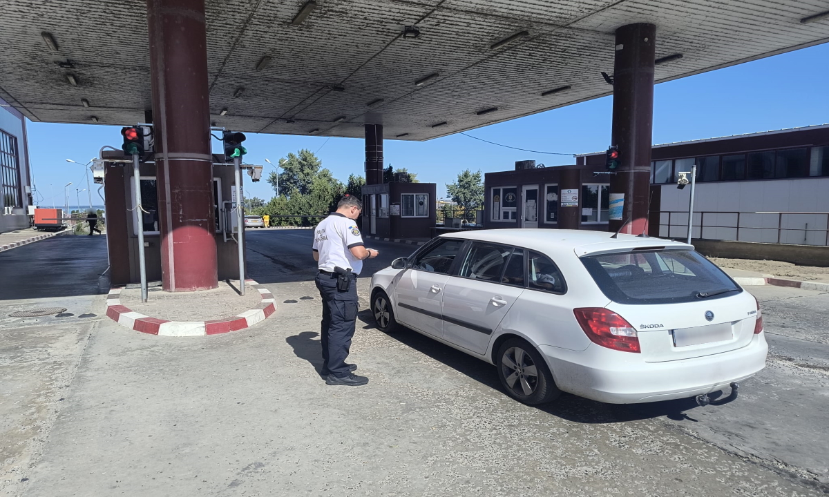 Permis fals cumpărat cu 350 de lire, polițiștii l-au dat jos pe un bărbat din mașină 