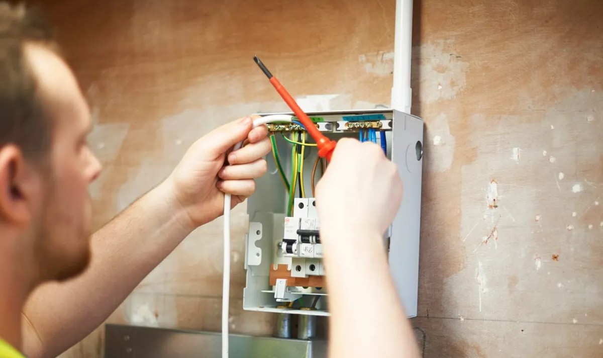 patroana unei pensiuni prinsa ca fura curent