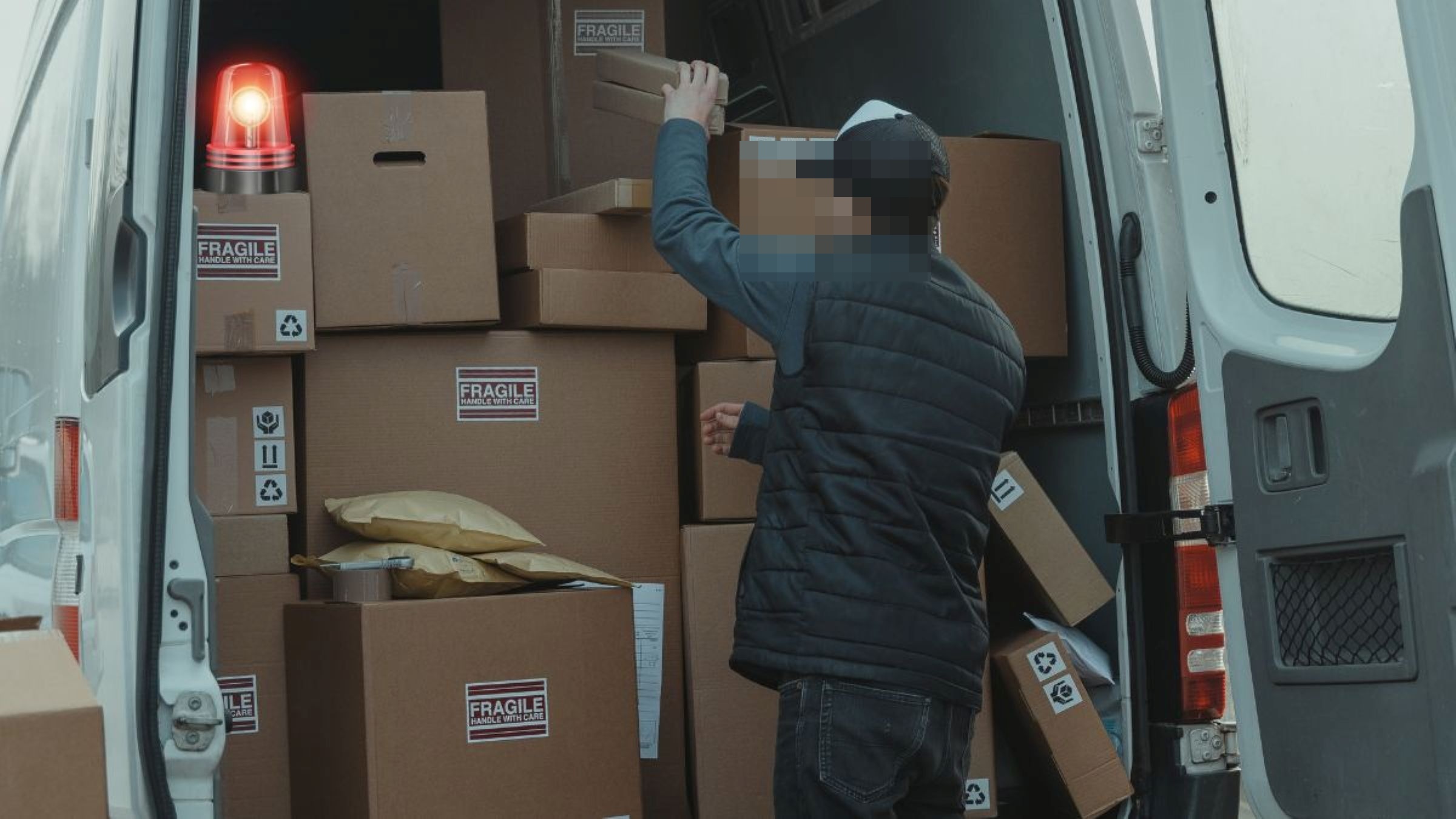 Tânărul de la Botoșani care a furat coletele unei firme de curierat a fost ARESTAT