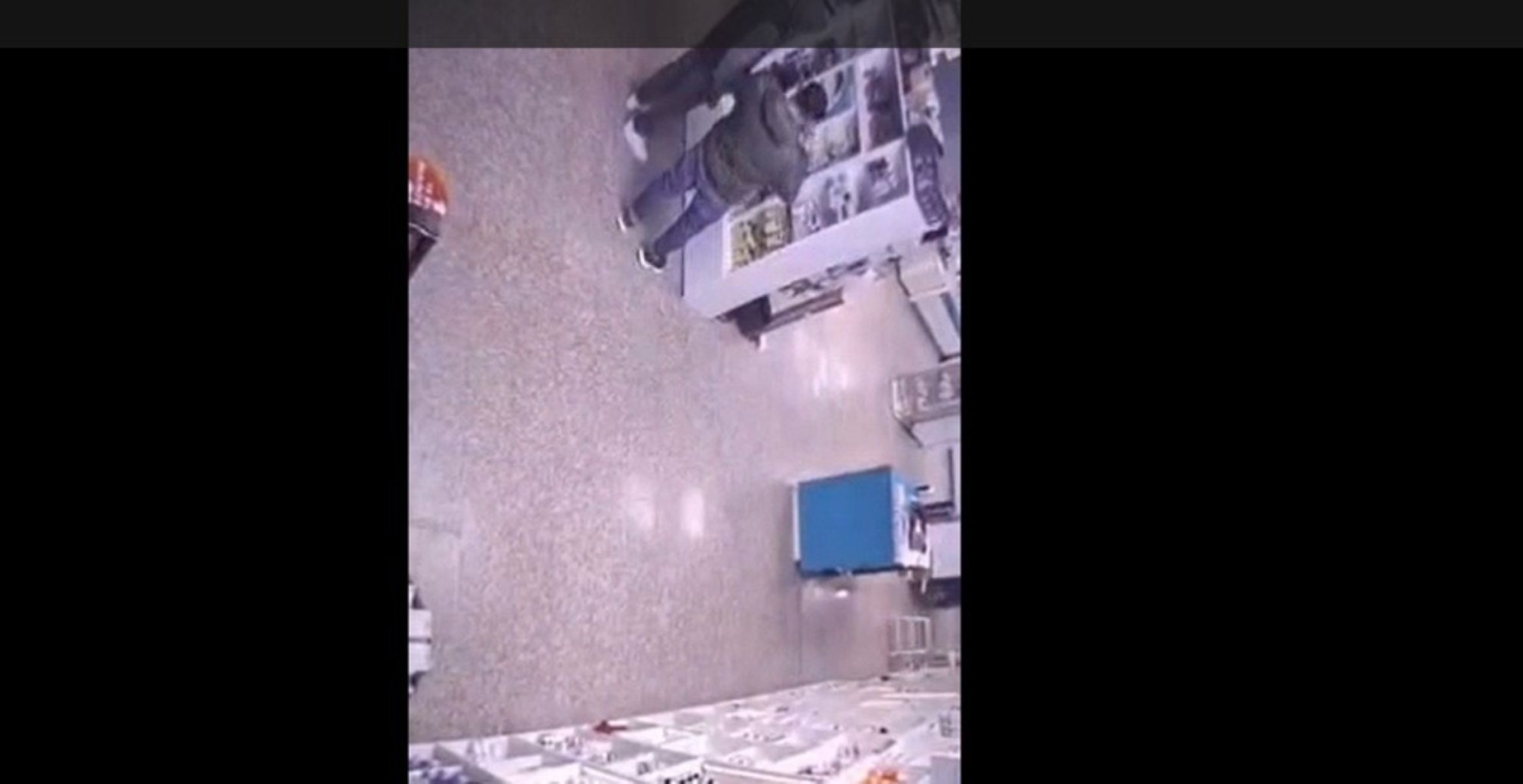 Doi tineri au furat cu repetiție cosmetice dintr-o farmacie – VIDEO 