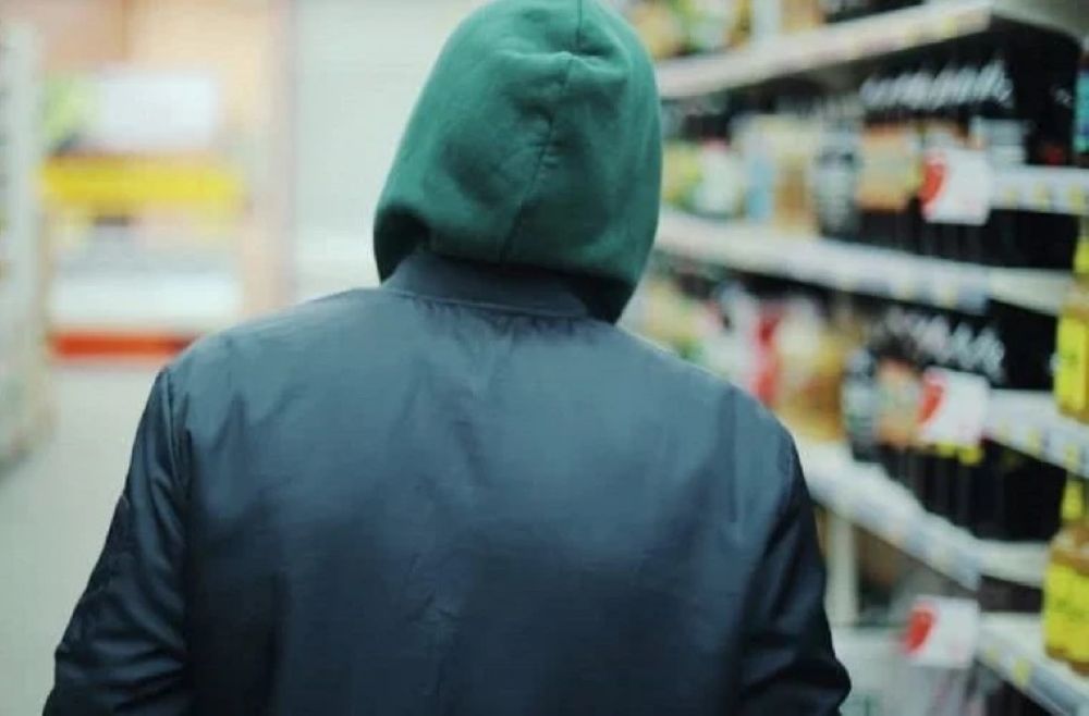 Doi adolescenți din Botoșani au fost prinși la furat într-un supermarket 